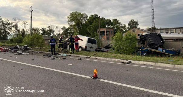 Три загиблих у ДТП з вантажівкою та мікроавтобусами в Кіровоградській області